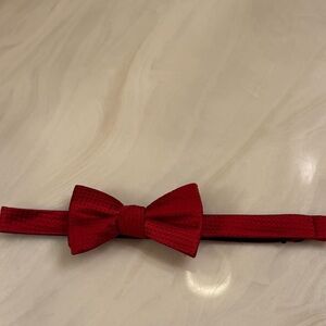SADDLEBRED bowtie!  Extends to 20”
EXCELLENT CONDITION, wore once!